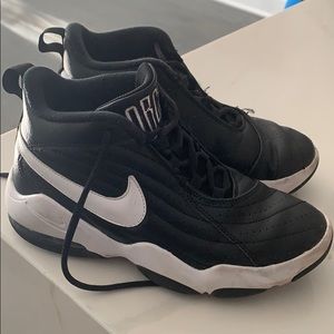 Nike force basketball shoes